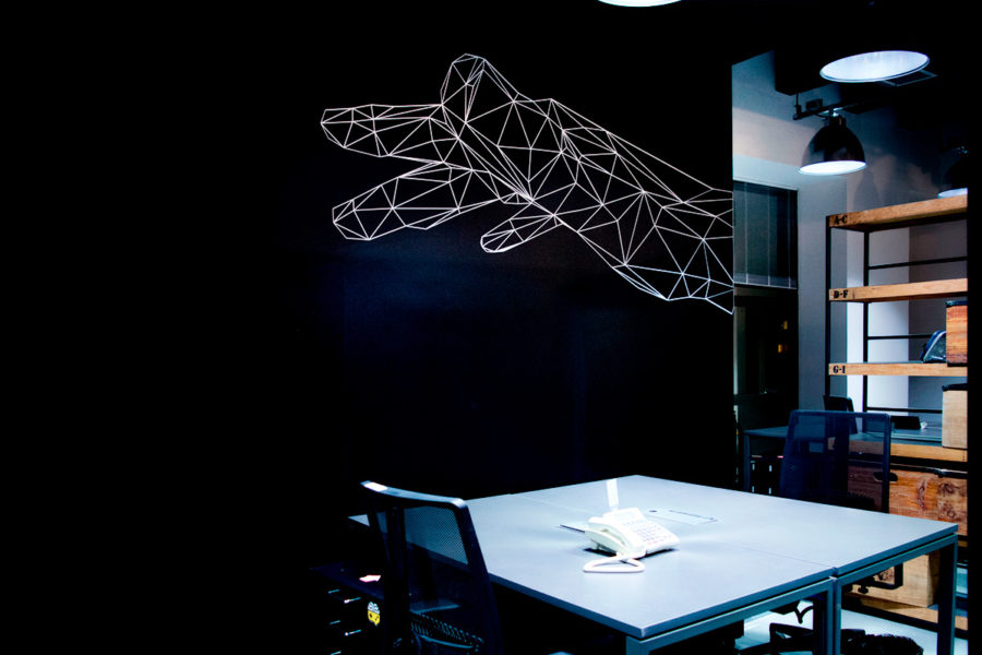 Como decorar a recepção de empresas adesivacao-de-parede-wayra-brasil-1-1-900x600