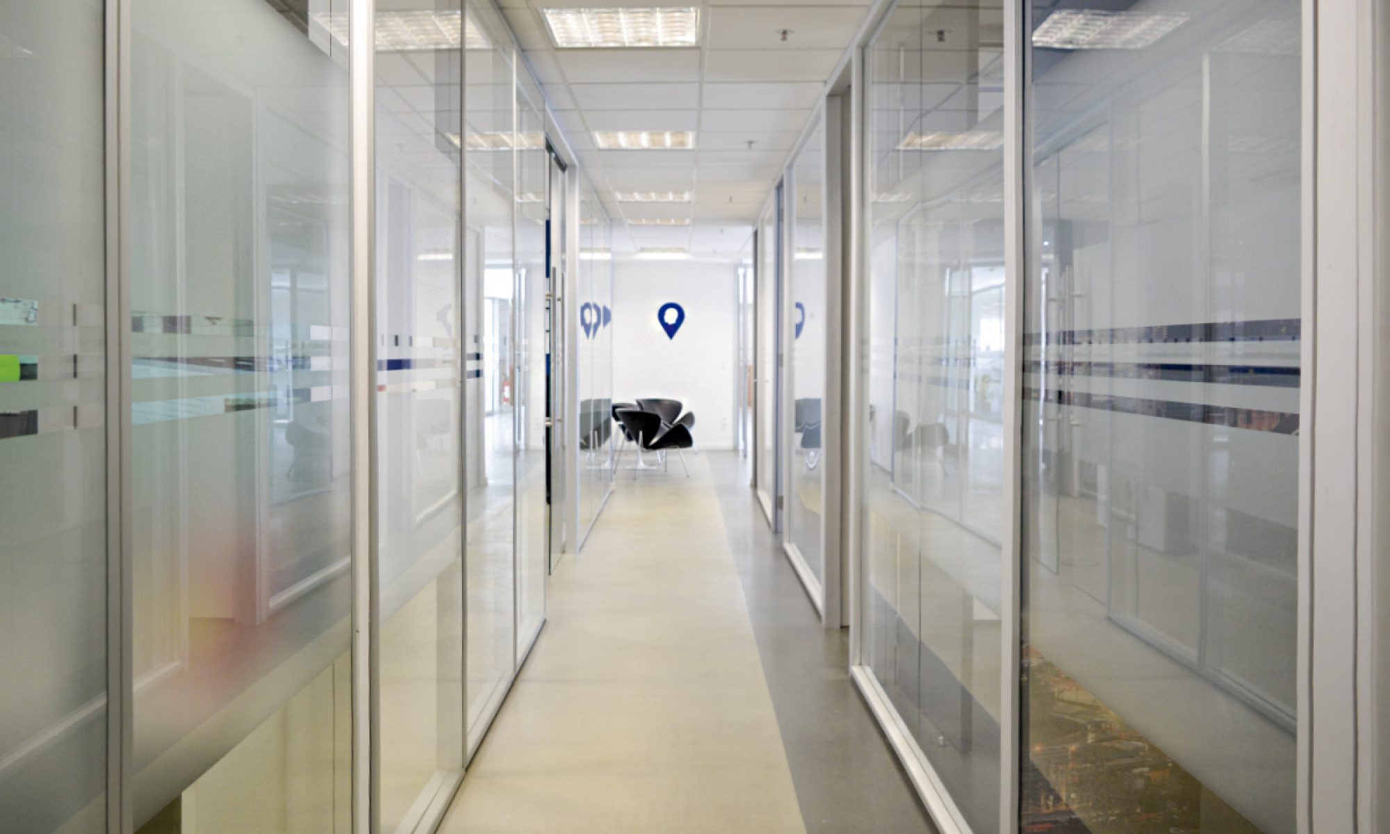 Adesivo Jateado Cobertura Parcial adesivo-jateado-adecco-1-1-2000x1200