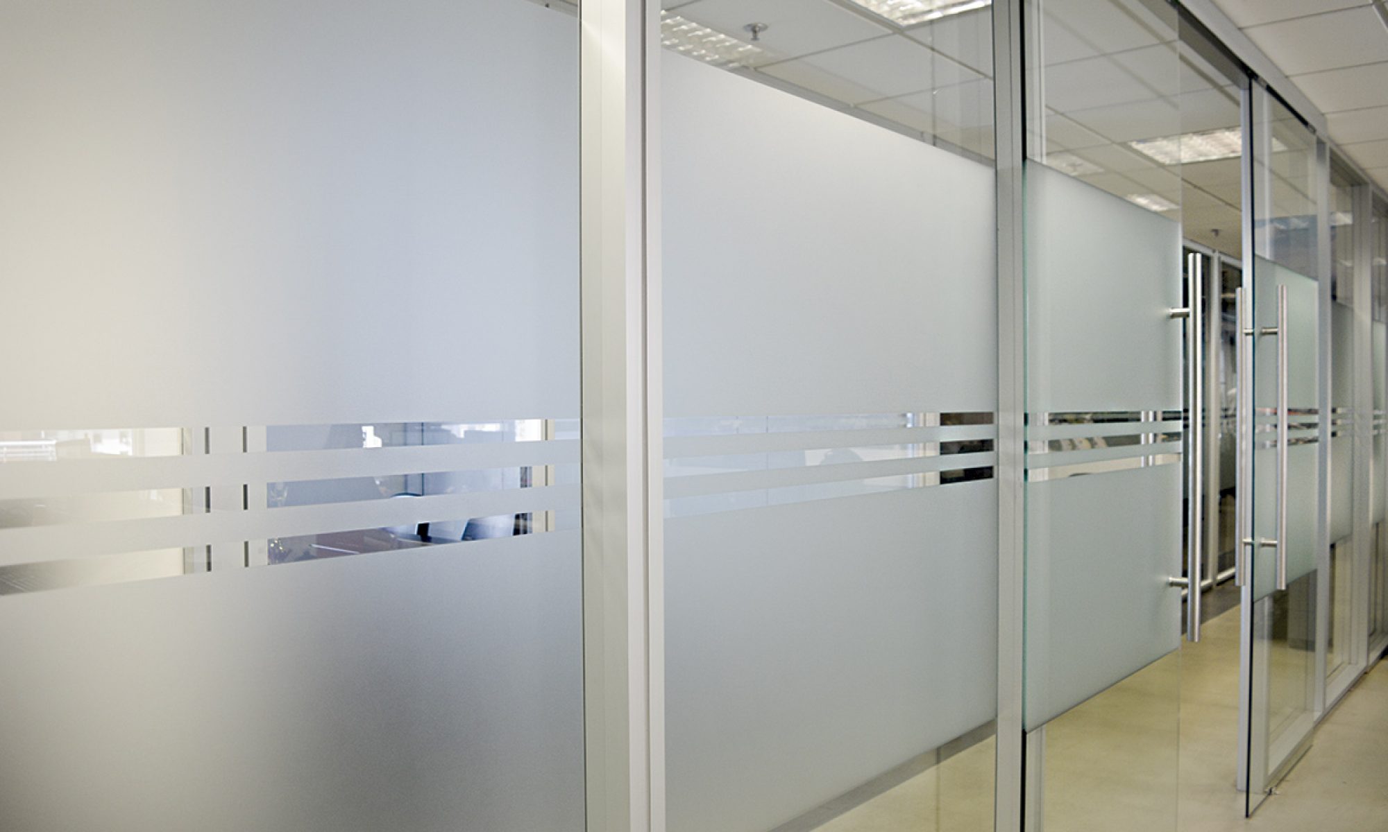 Adesivo Jateado Cobertura Parcial adesivo-jateado-adecco-4-1-2000x1200