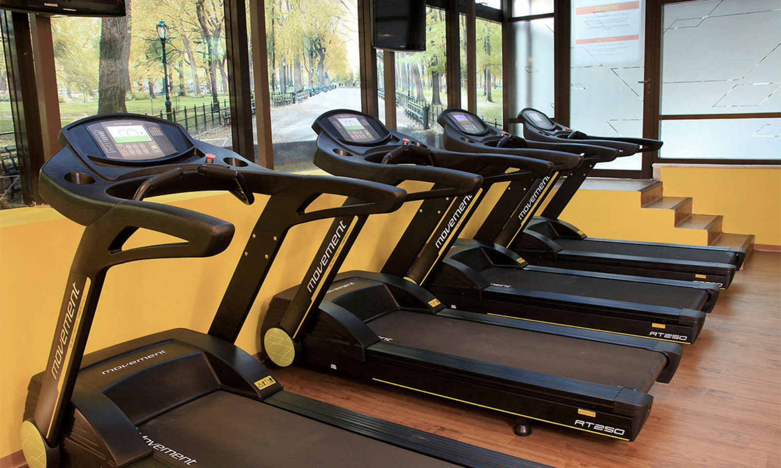 adesivo-jateado-com-recorte-eletronico-academia-bourbon-hotel-1600x960