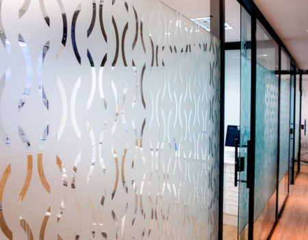 Ambientação de Hoteis adesivo-jateado-com-recorte-eletronico-clinica-hori-1-450x350