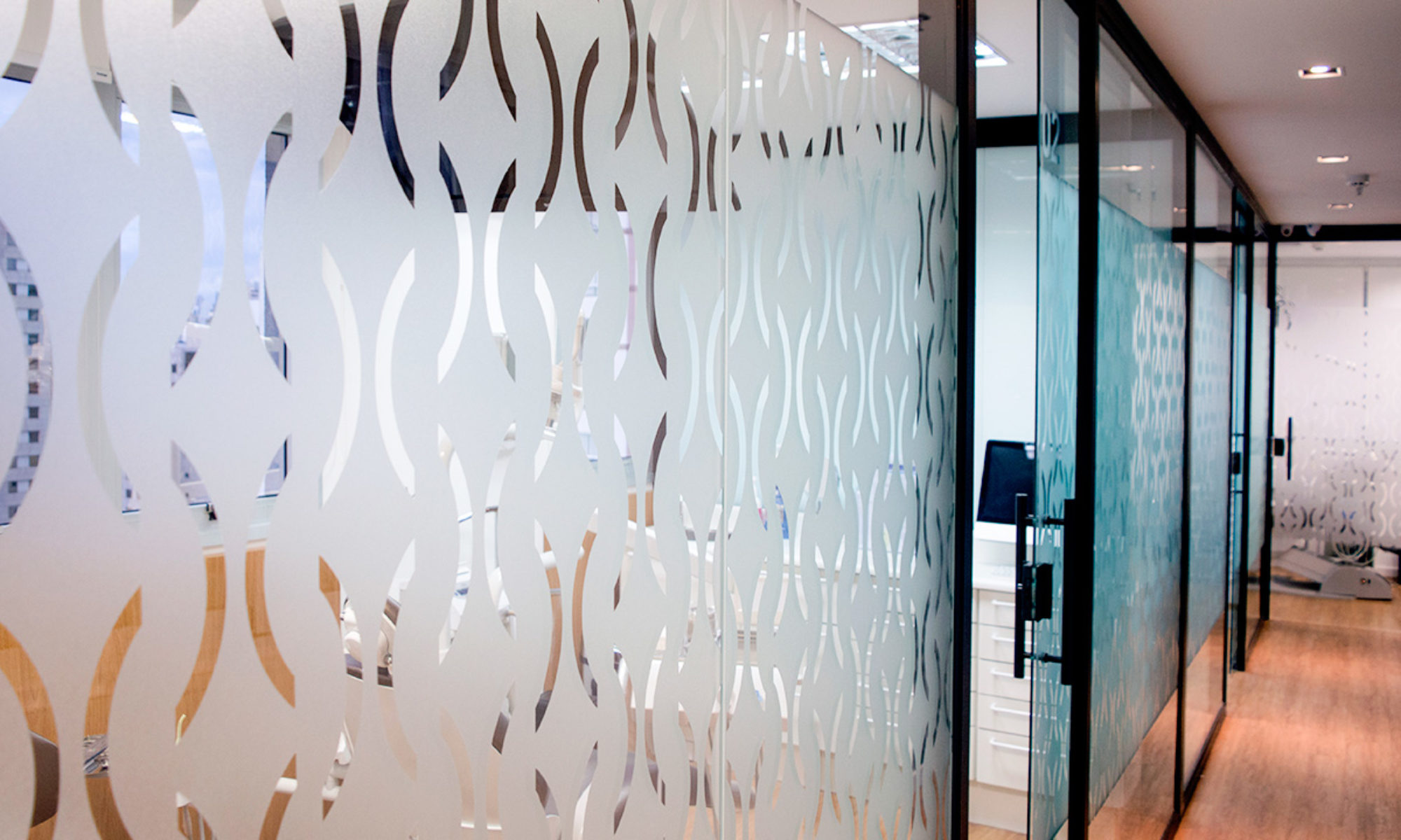 adesivo-jateado-com-recorte-eletronico-clinica-hori-2000x1200