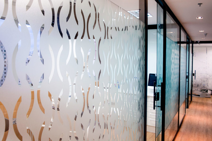 Como decorar a recepção de empresas adesivo-jateado-com-recorte-eletronico-clinica-hori-3-900x600