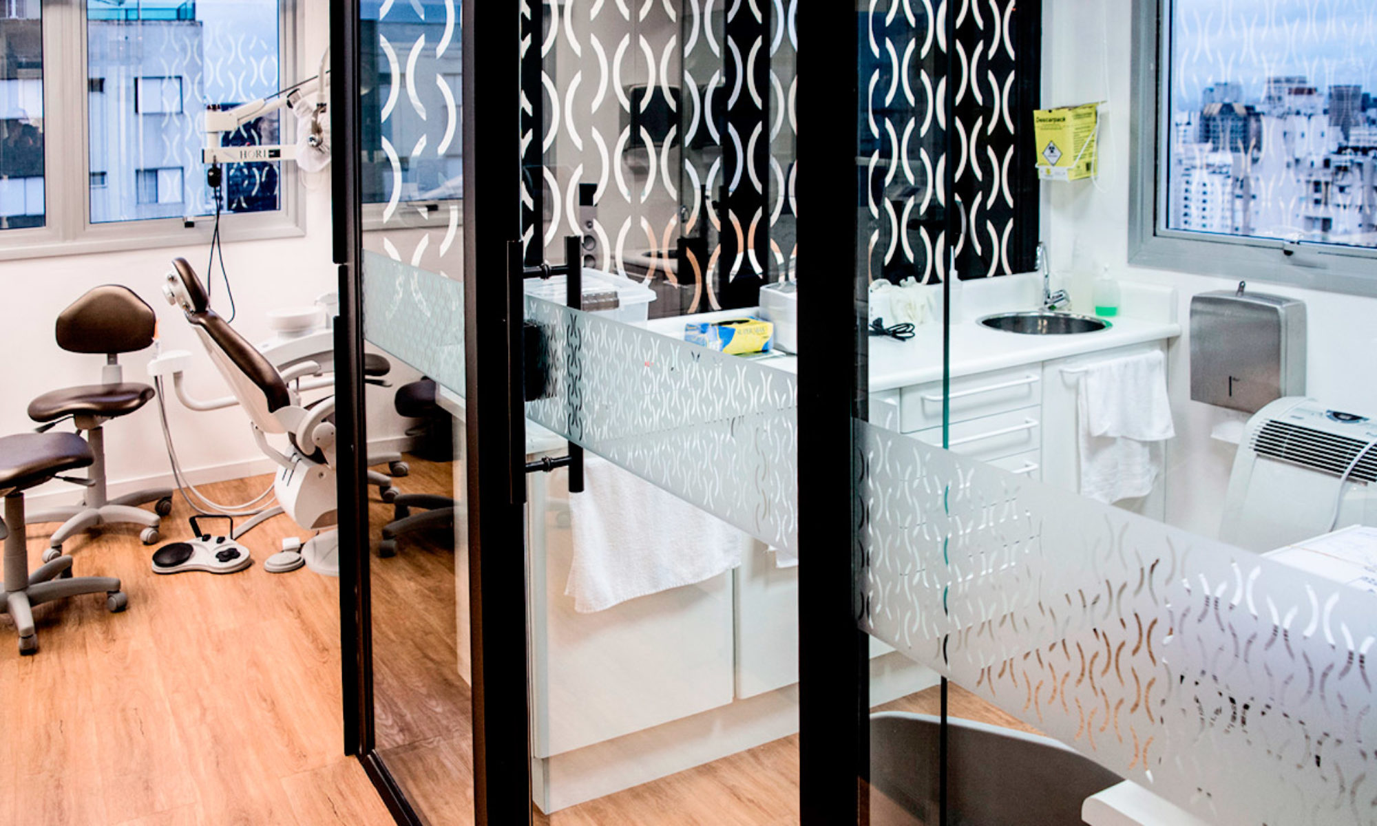 adesivo-jateado-faixa-de-seguranca-com-recorte-eletronico-clinica-hori-2000x1200