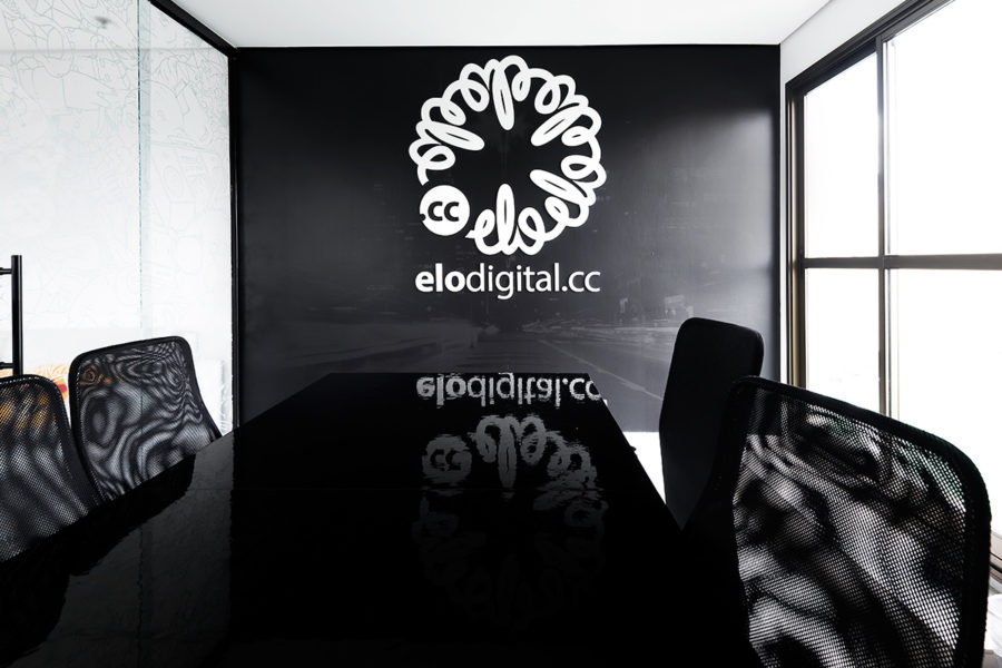 Como decorar a recepção de empresas adesivo-jateado-impresso-e-letra-caixa-acrilico-elo-digital-2-1-900x600