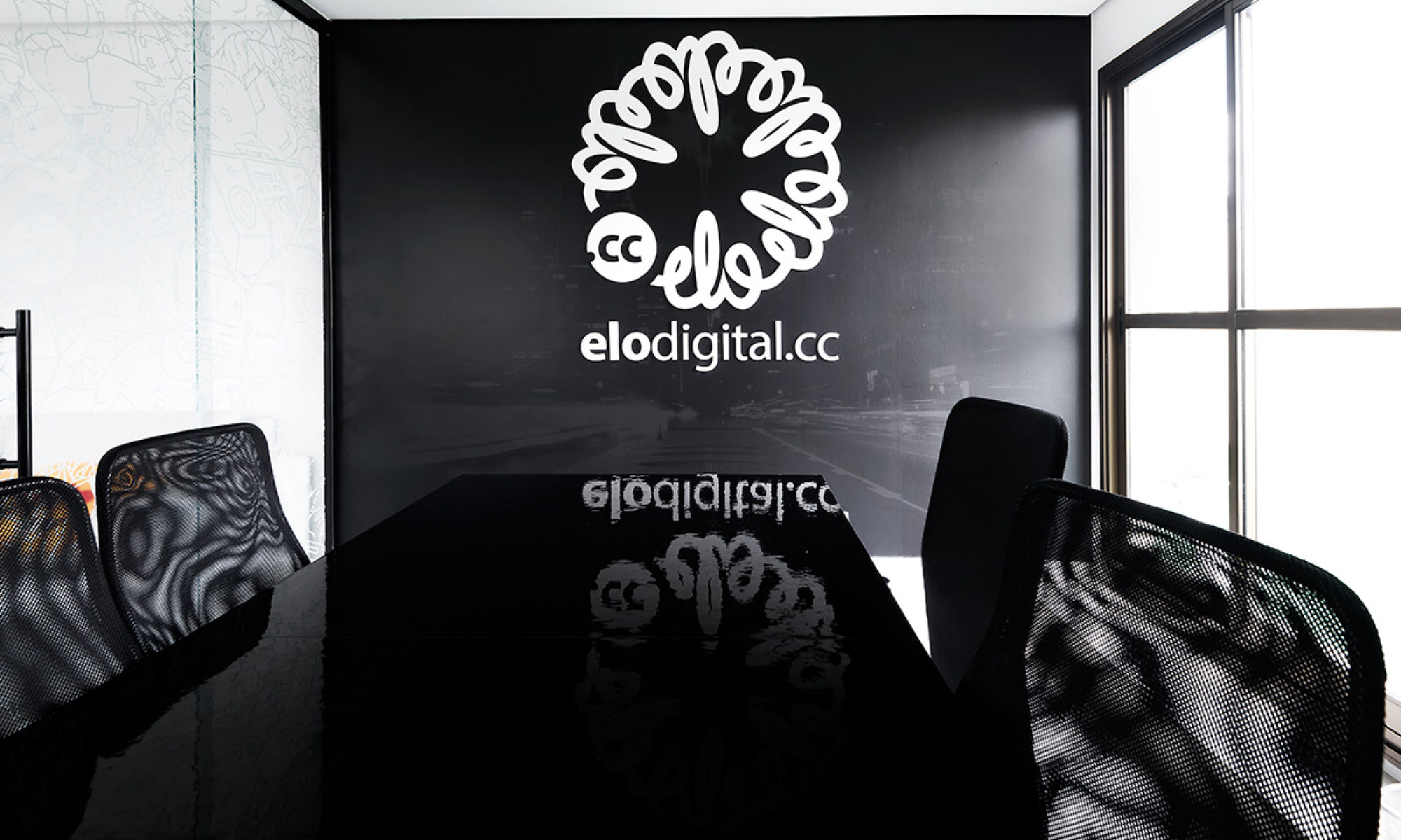 adesivo-jateado-impresso-e-letra-caixa-acrilico-elo-digital-2-2000x1200