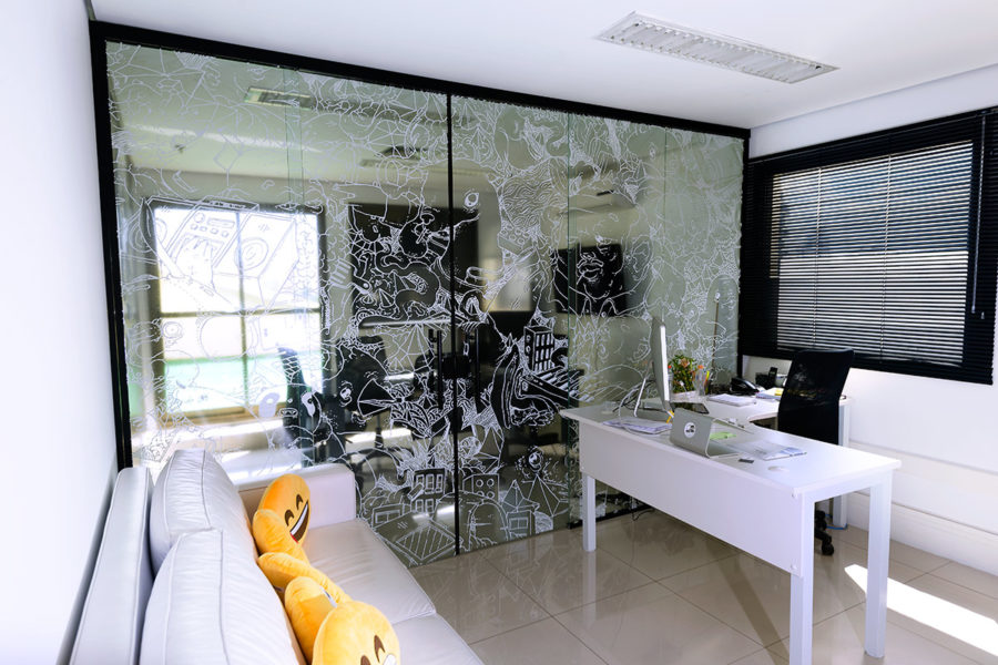 Como decorar a recepção de empresas adesivo-jateado-impresso-elo-digital-2-1-900x600