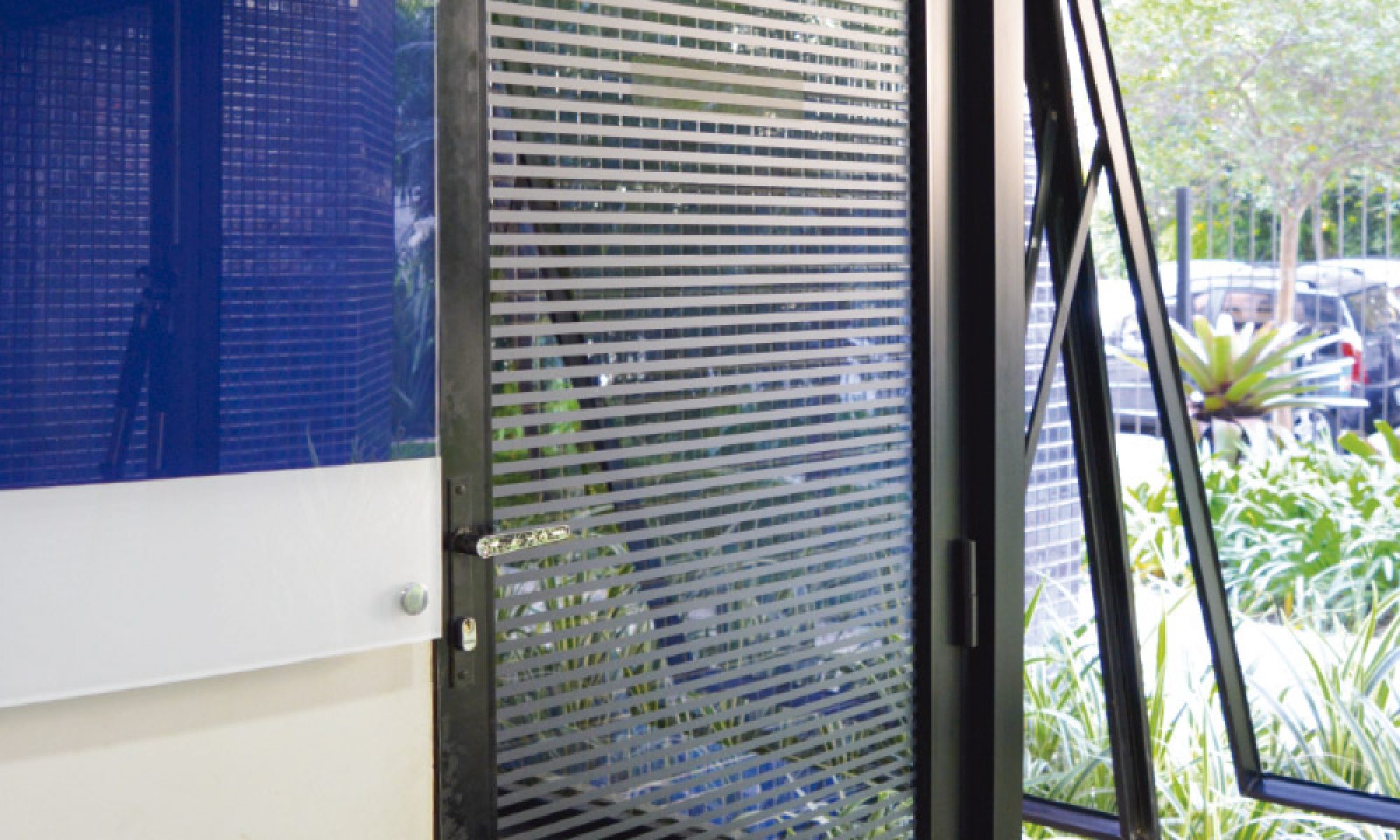 Adesivo Jateado Tipo Persiana adesivo-jateado-para-porta-1-1-2000x1200