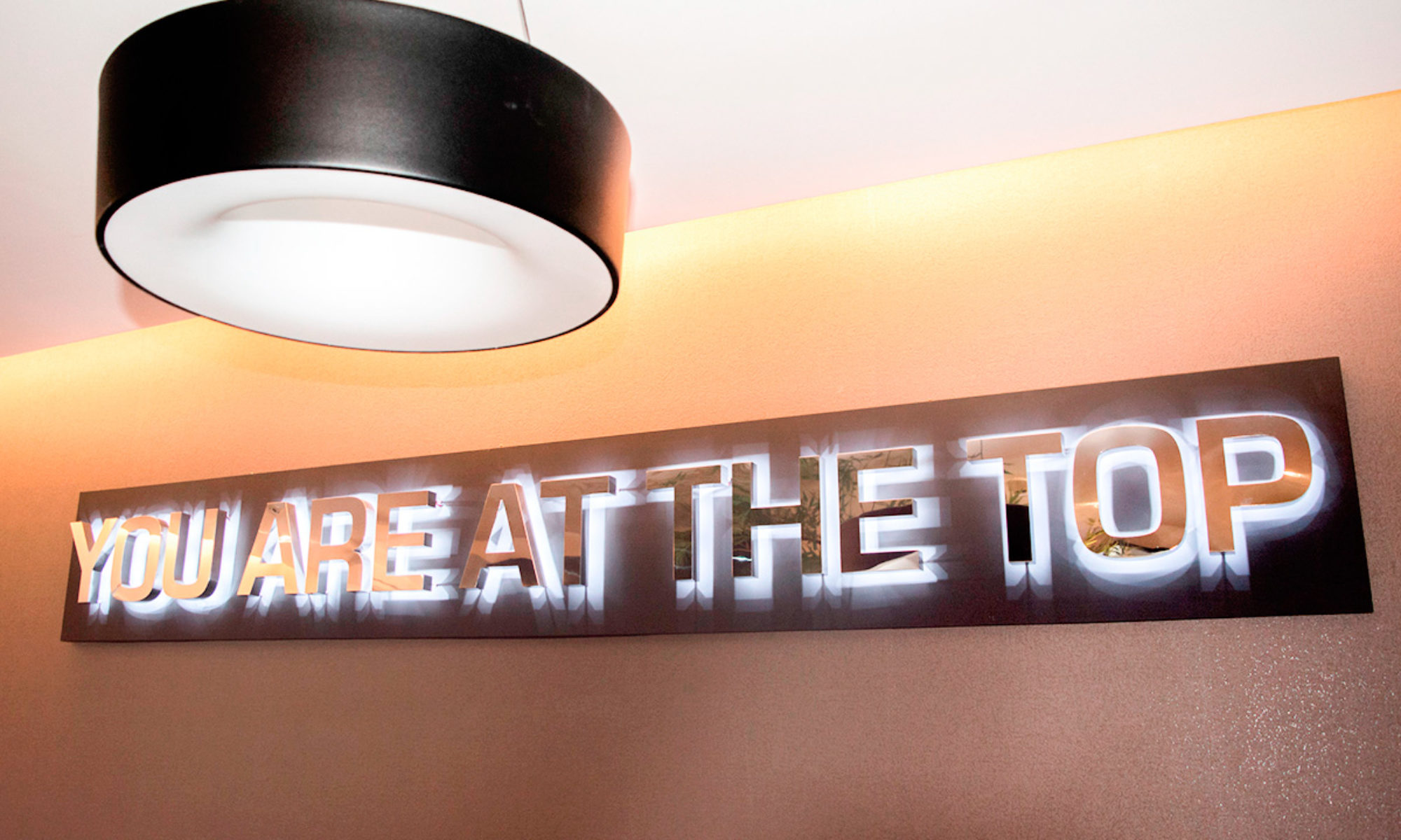 letra-caixa-aco-inox-polido-iluminado-clinica-hori-1-2000x1200