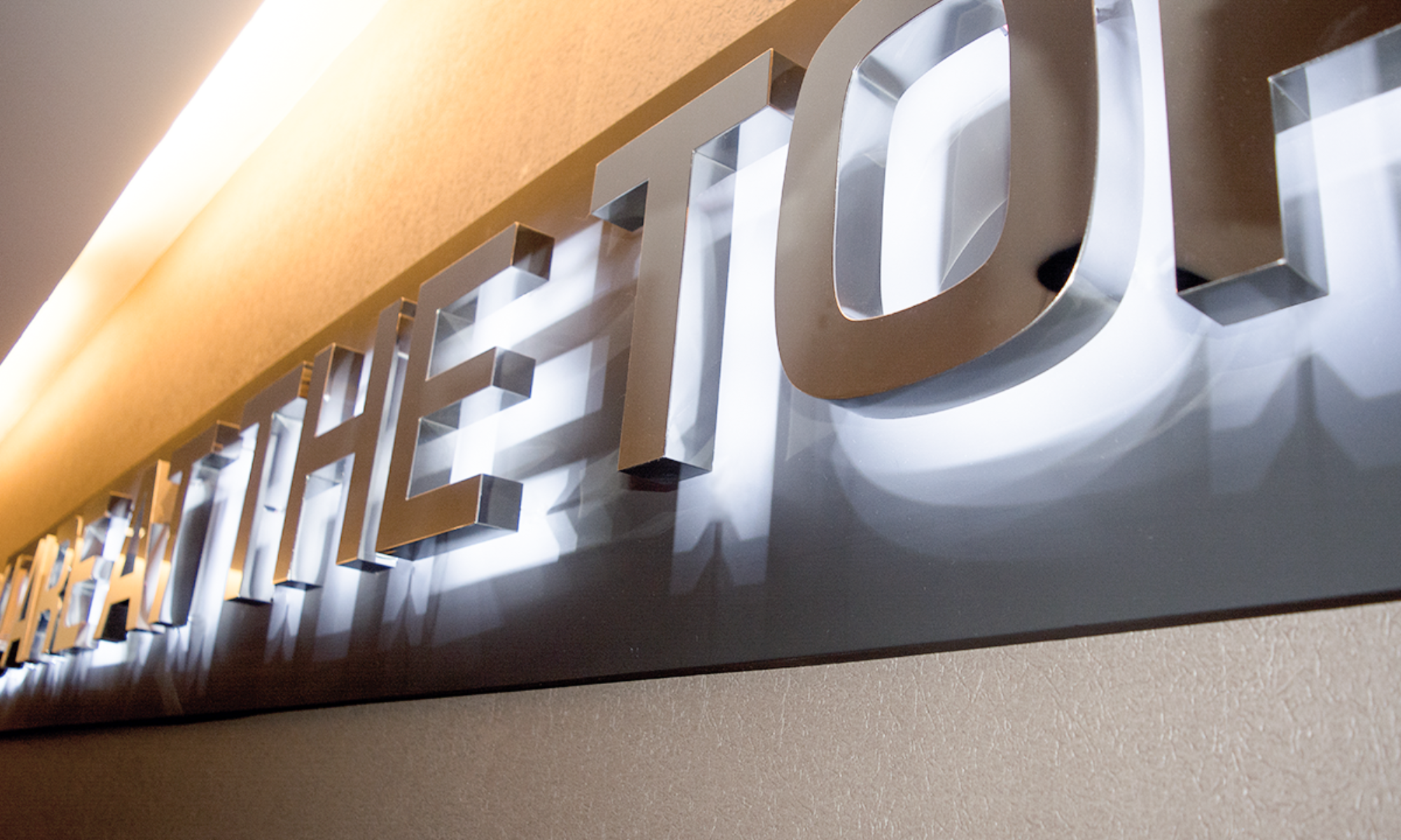 letra-caixa-aco-inox-polido-iluminado-clinica-hori-2-2000x1200