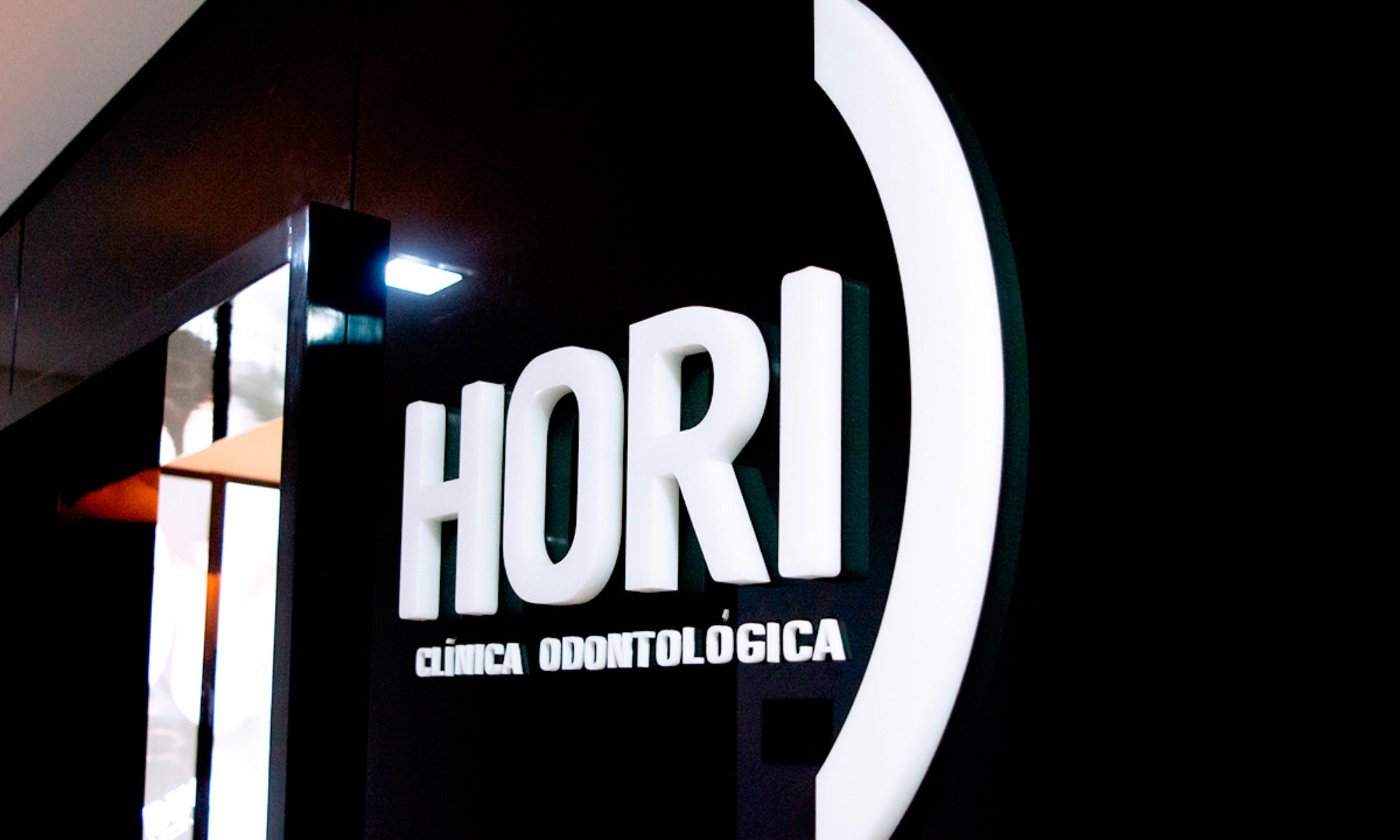 letra-caixa-acrilico-branco-clinica-hori-2000x1200