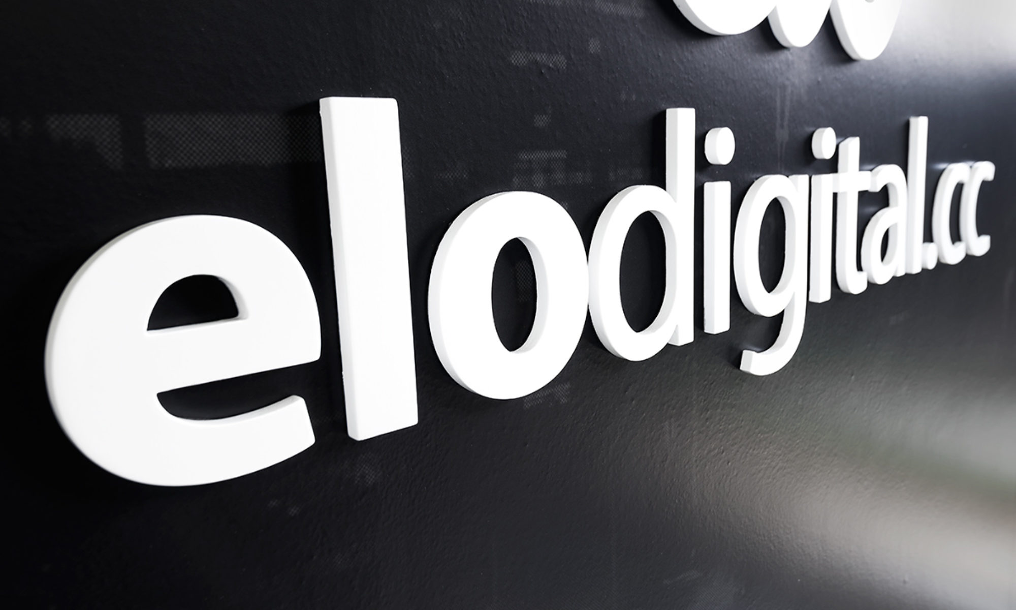 letra-caixa-acrilico-branco-elo-digital-2-2000x1200