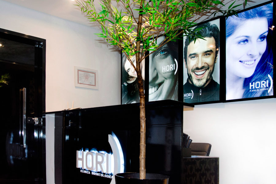 Como decorar a recepção de empresas letra-caixa-chapa-galvanizada-iluminada-clinica-hori-2-1-900x600