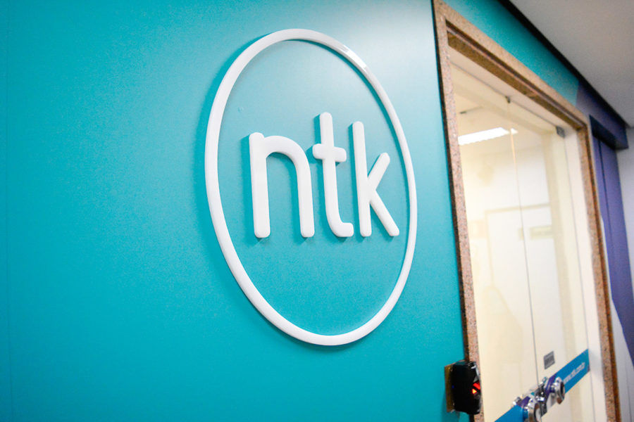 Como decorar a recepção de empresas letra-caixa-em-acrilico-branco-ntk-2-900x600