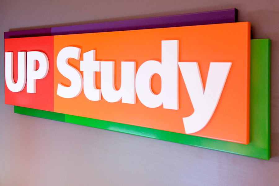 Como decorar a recepção de empresas letra-caixa-em-chapa-galvanizada-up-study-1-1-900x600