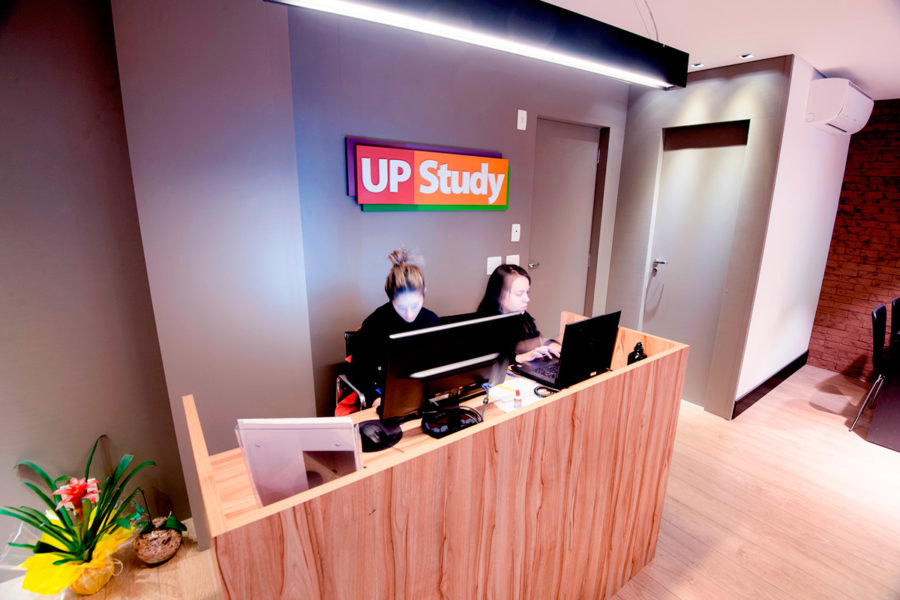 Como decorar a recepção de empresas letra-caixa-em-chapa-galvanizada-up-study-2-1-900x600