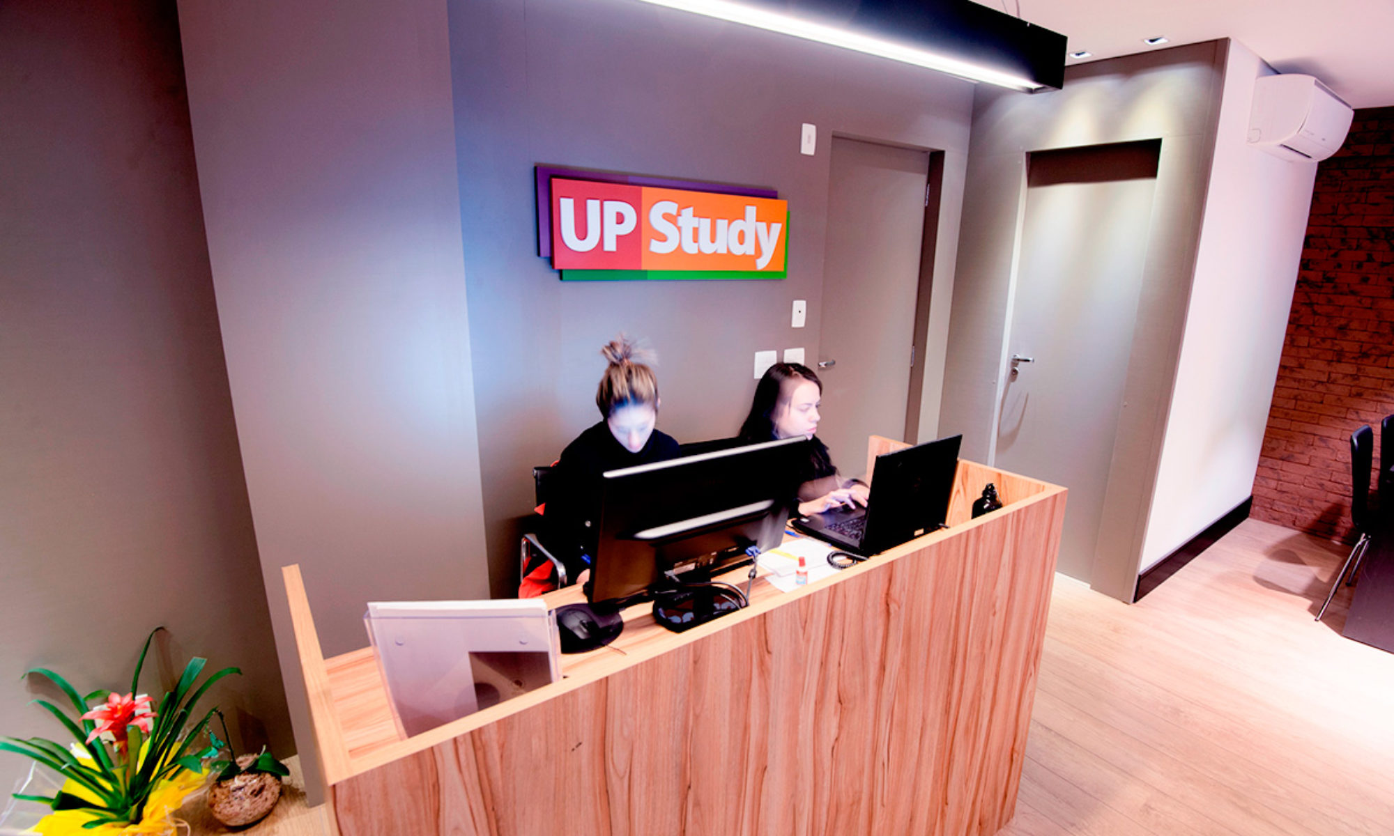 letra-caixa-em-chapa-galvanizada-up-study-2-2000x1200