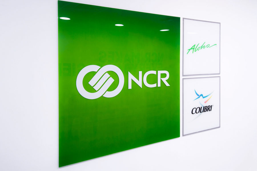 Como decorar a recepção de empresas placa-de-recepcao-ncr-1-900x600