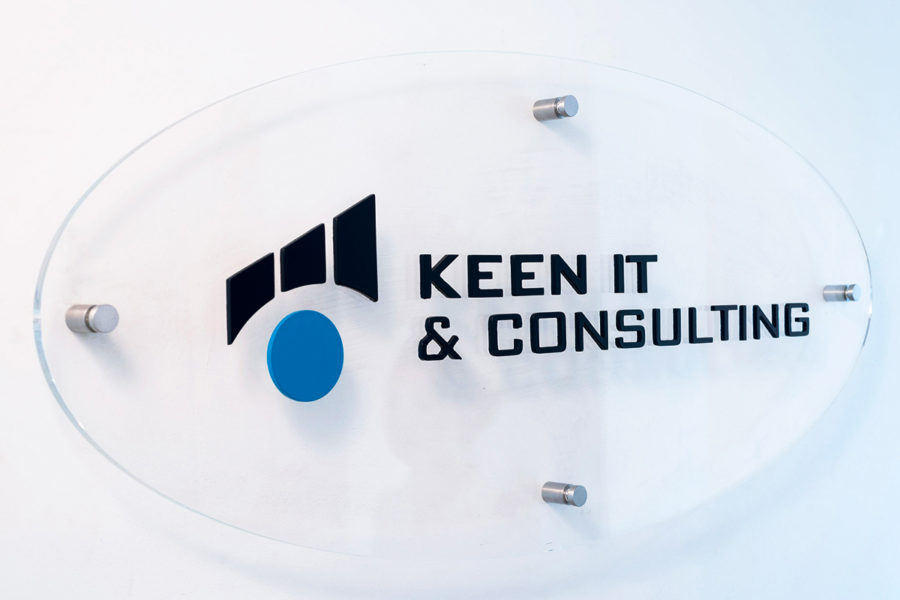 Como decorar a recepção de empresas placa-para-recepcao-personalizada-para-keen-it-consulting-3-900x600