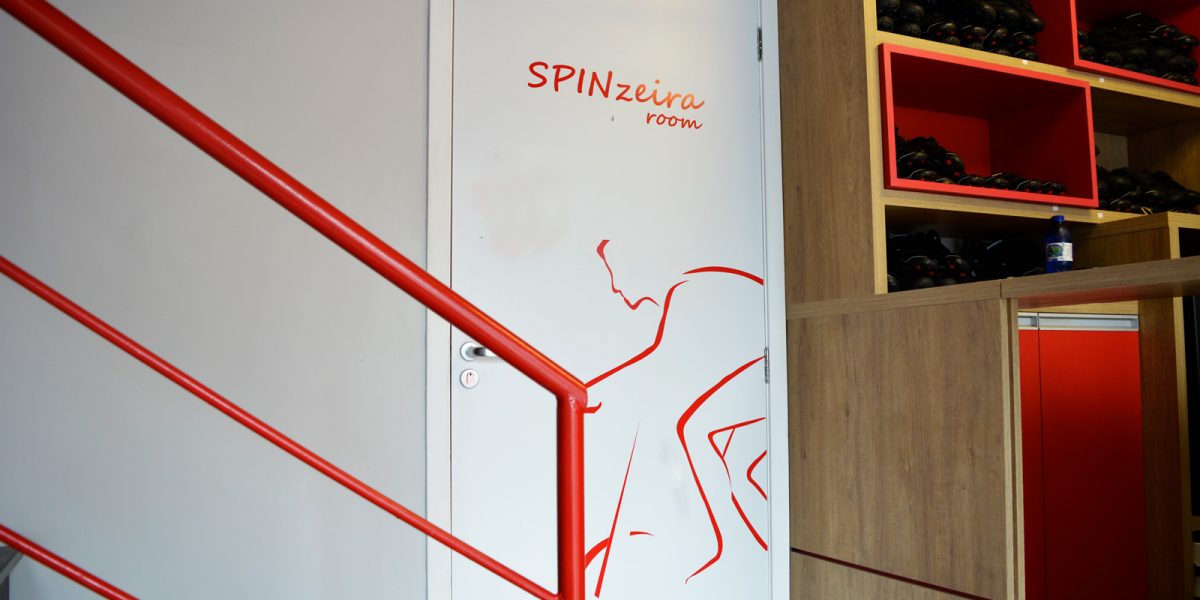 2 Spin Academia // comunicação visual adesivacao-de-parede-2spin-4-2-1200x600