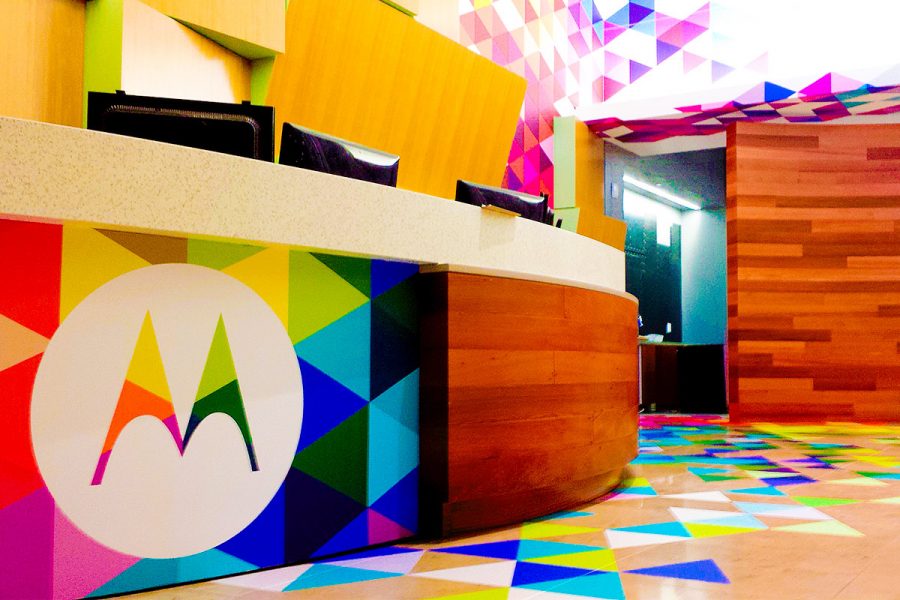 adesivo-de-chao-motorola-1-900x600