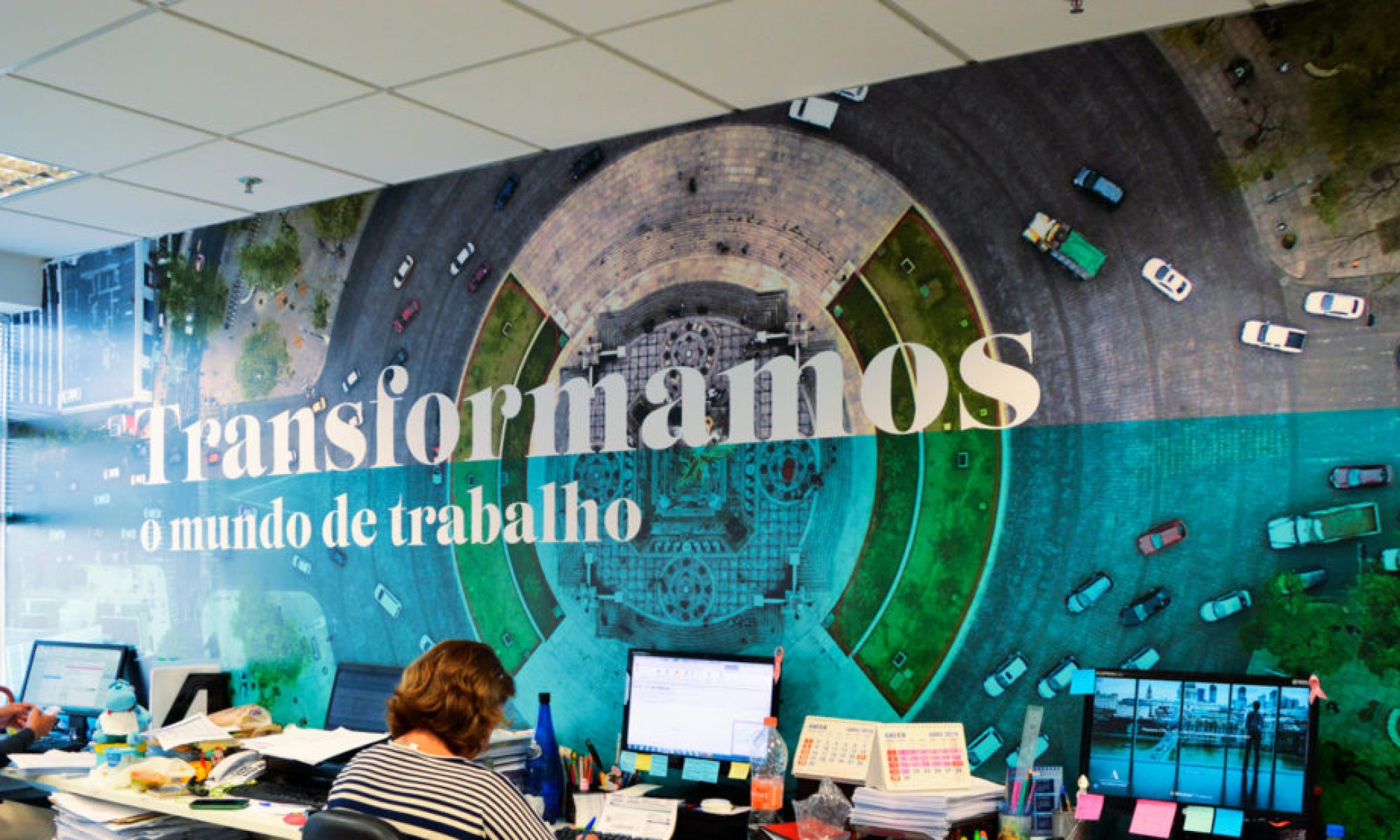 Spring Professional // comunicacão visual adesivo-de-parede-adecco-3-e1530636432569-2000x1200