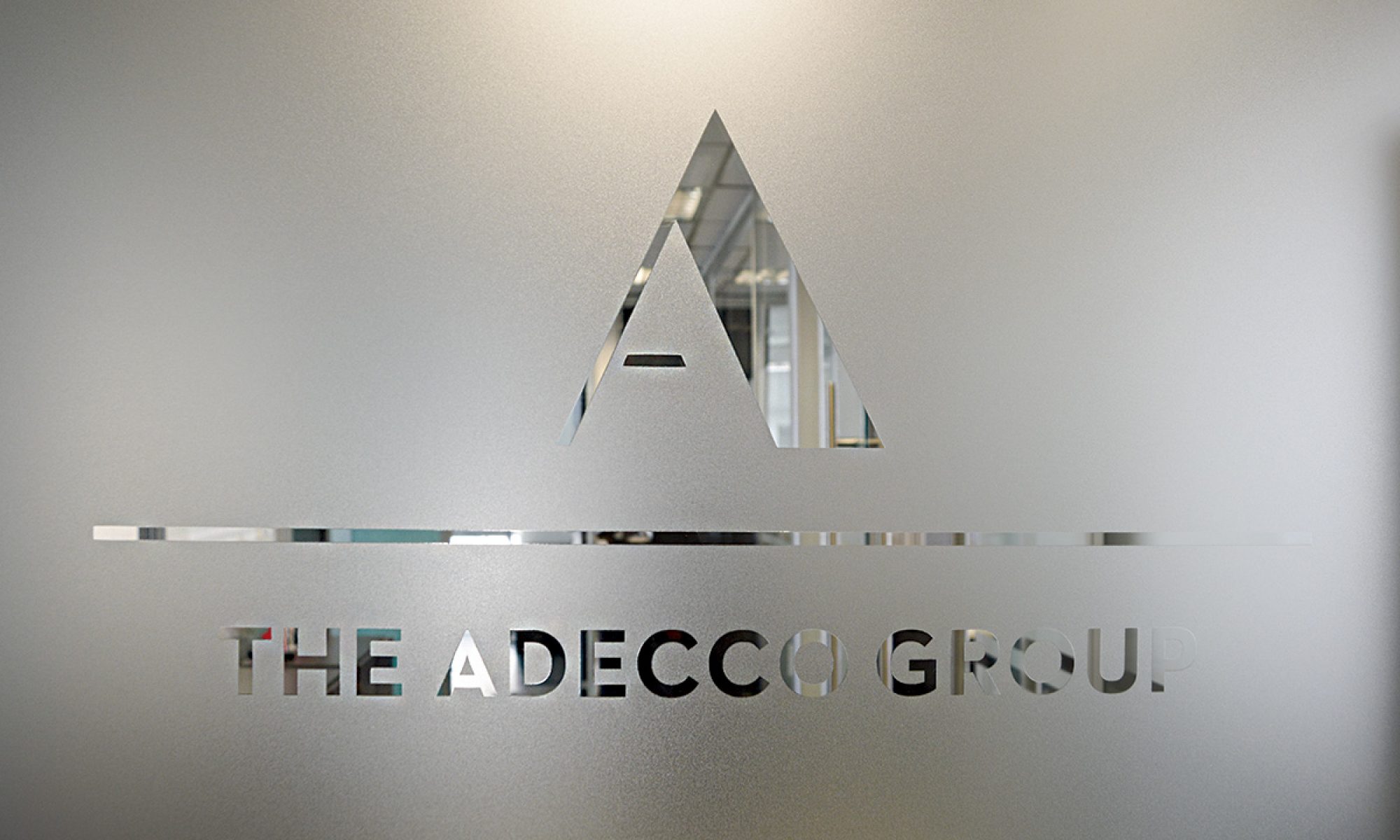 Spring Professional // comunicacão visual adesivo-jateado-adecco-9-1-1-2000x1200