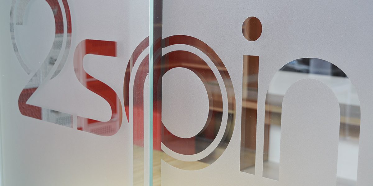 2 Spin Academia // comunicação visual adesivo-jateado-com-recorte-eletronico-3-1-1200x600