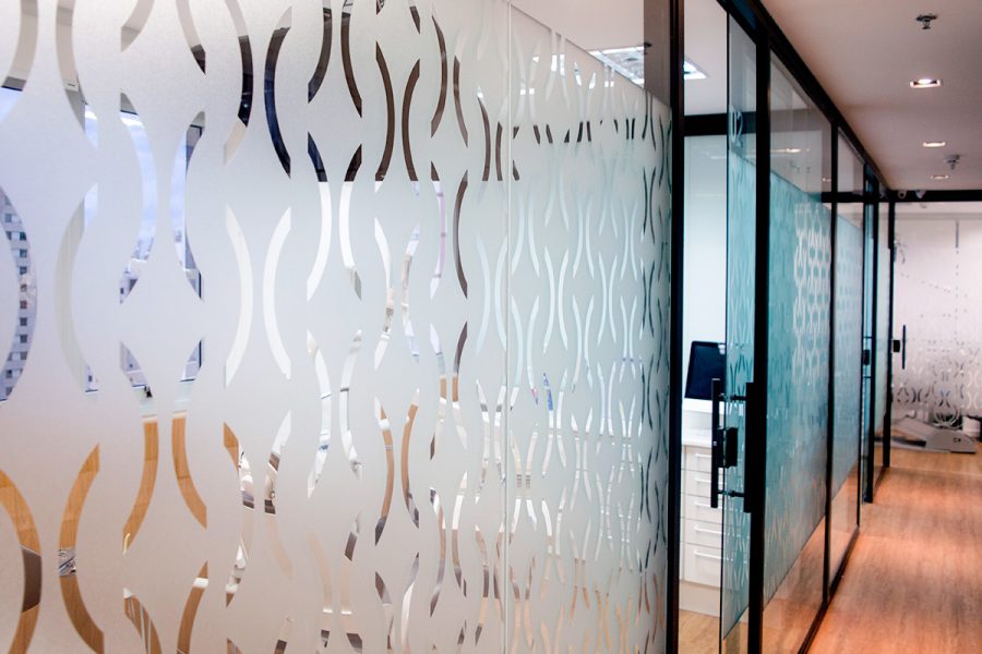 adesivo-jateado-com-recorte-eletronico-clinica-hori-1-900x600