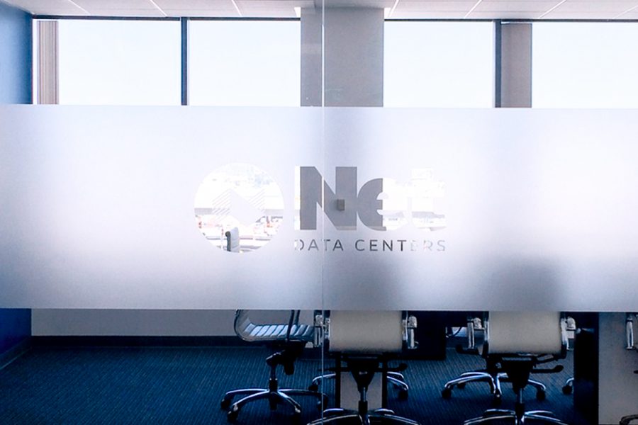 adesivo-jateado-com-recorte-eletronico-e-faixa-de-seguranca-1-900x600