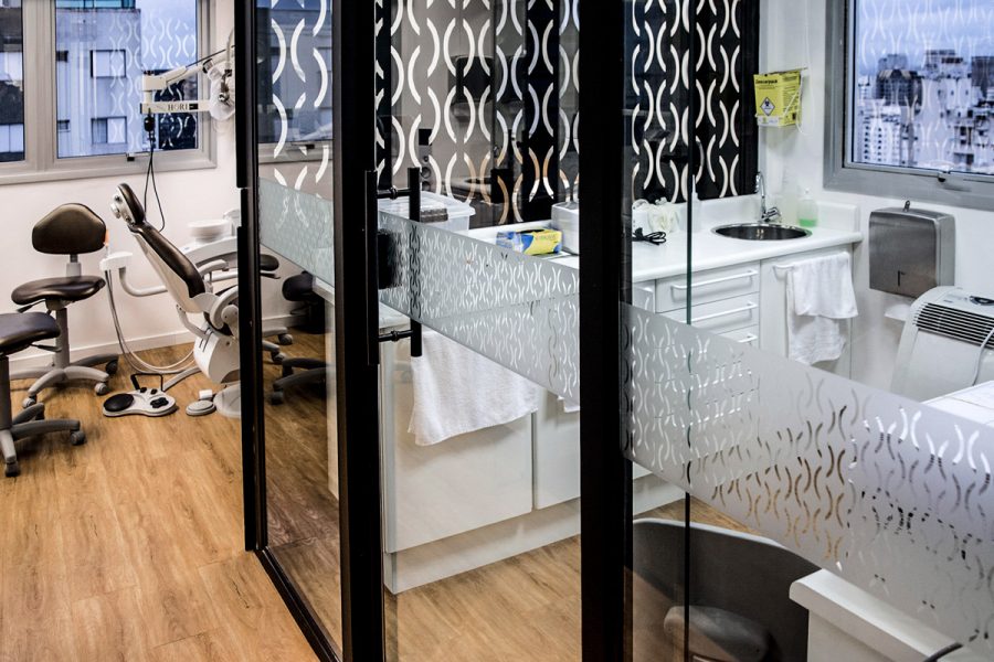 adesivo-jateado-com-recorte-eletronico-e-faixa-de-seguranca-clinica-hori-1-900x600