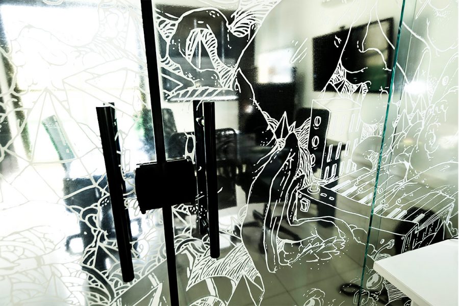 adesivo-jateado-impresso-elo-digital-10-1-900x600