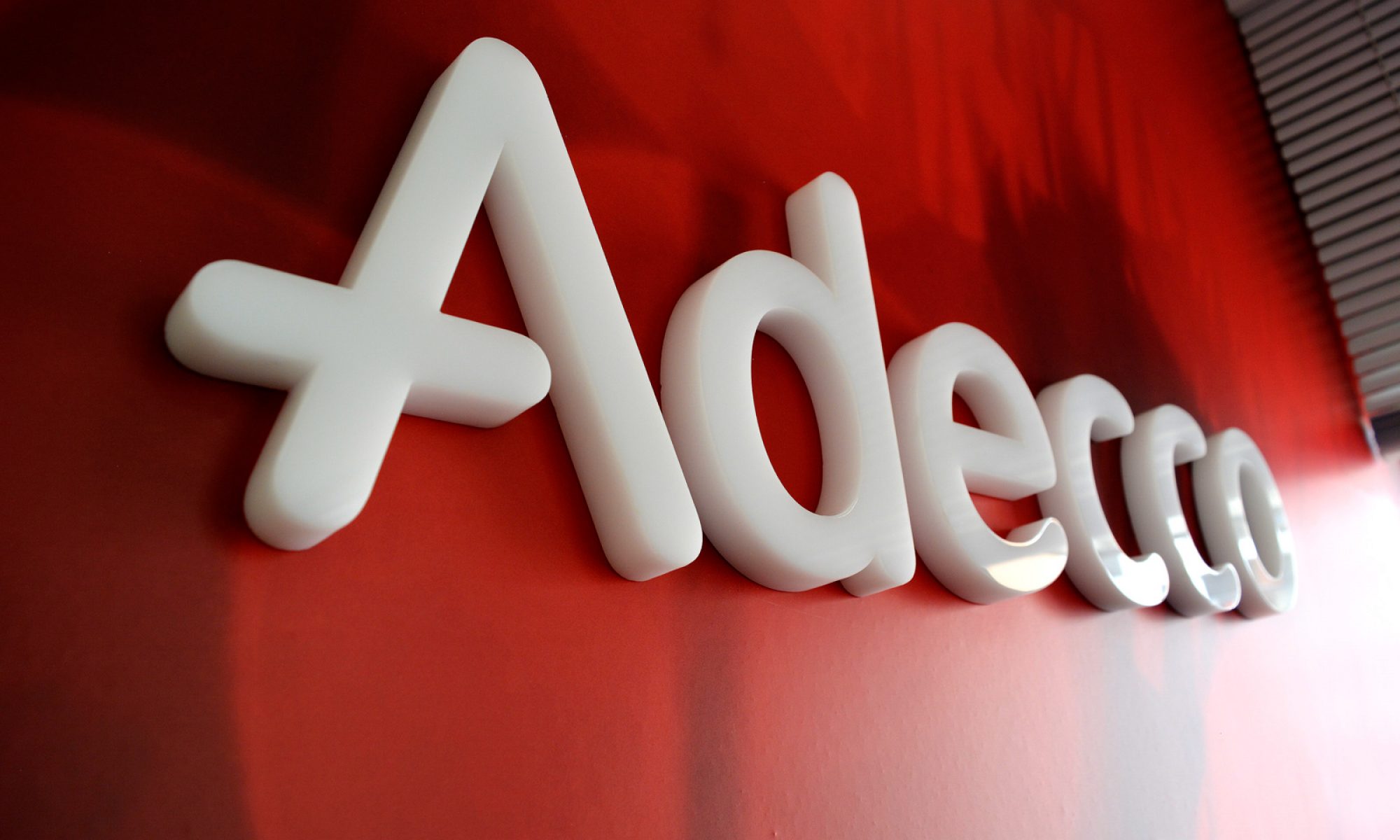 letra-caixa-adecco-2-2-1-2000x1200