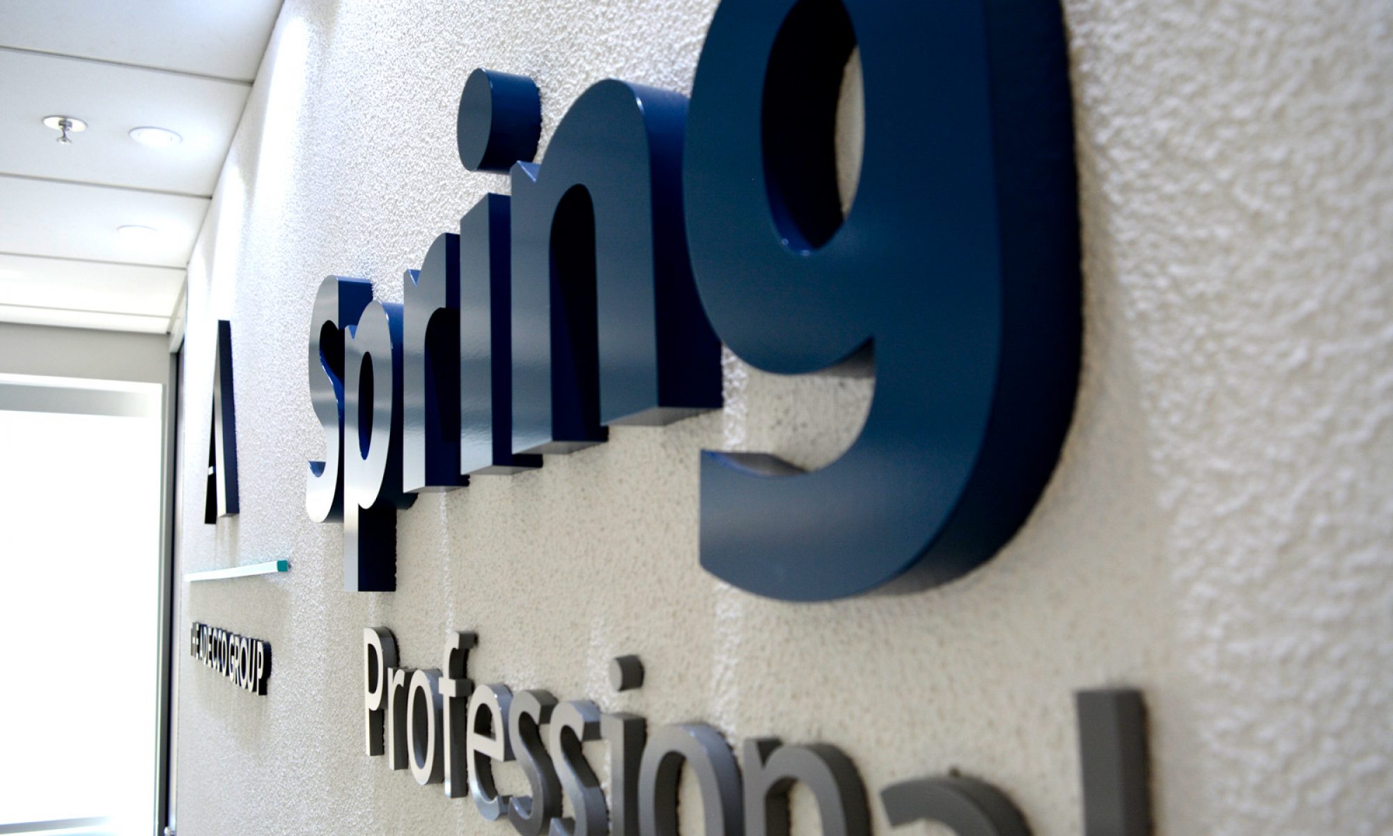 Spring Professional // comunicacão visual letra-caixa-adecco-spring-1-2000x1200