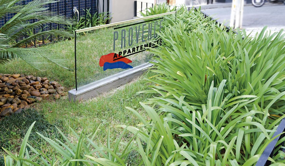 Condomínio Provence // sinalização placa-de-entrada-do-condominio-provence-1-1-1200x700