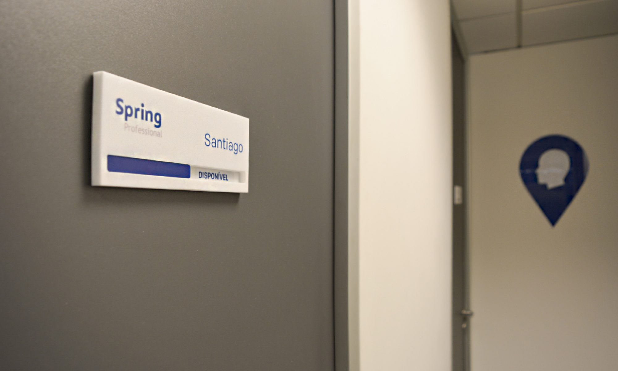 Spring Professional // comunicacão visual placa-de-sinalizacao-porta-adecco-6-1-1-2000x1200