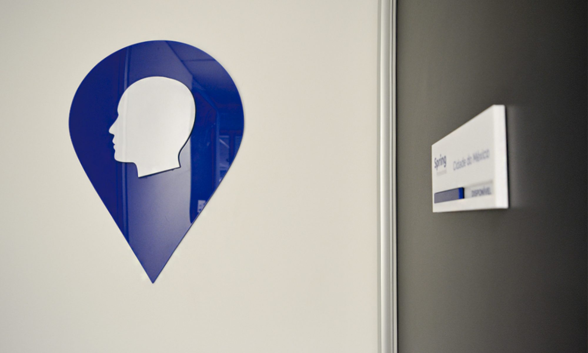 Spring Professional // comunicacão visual placas-de-acrilico-adecco-3-1-1-2000x1200