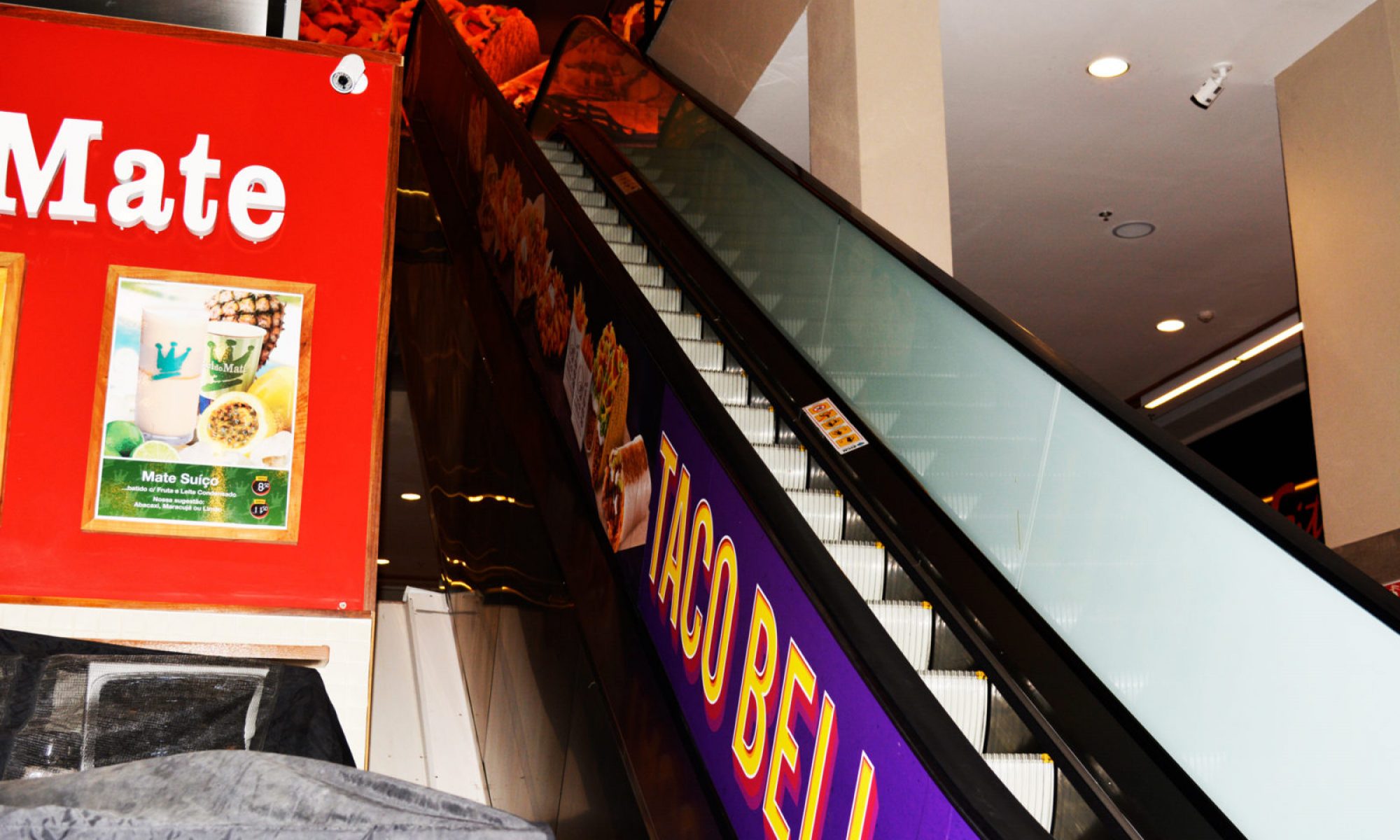 adesivacao-escada-rolante-tacobell-detalhe-e1530630185464-2000x1200