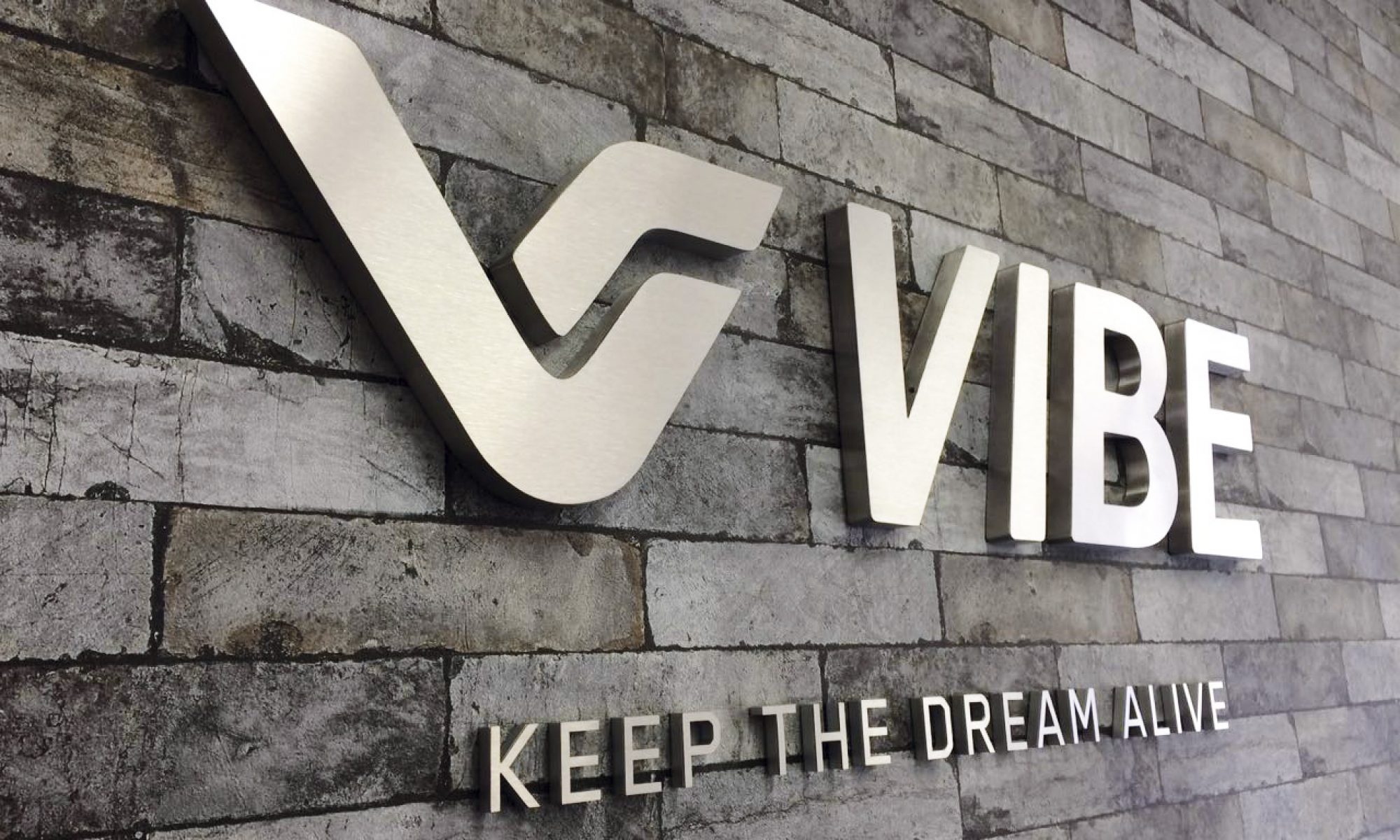 letra-caixa-aco-inox-vibe-1-2000x1200
