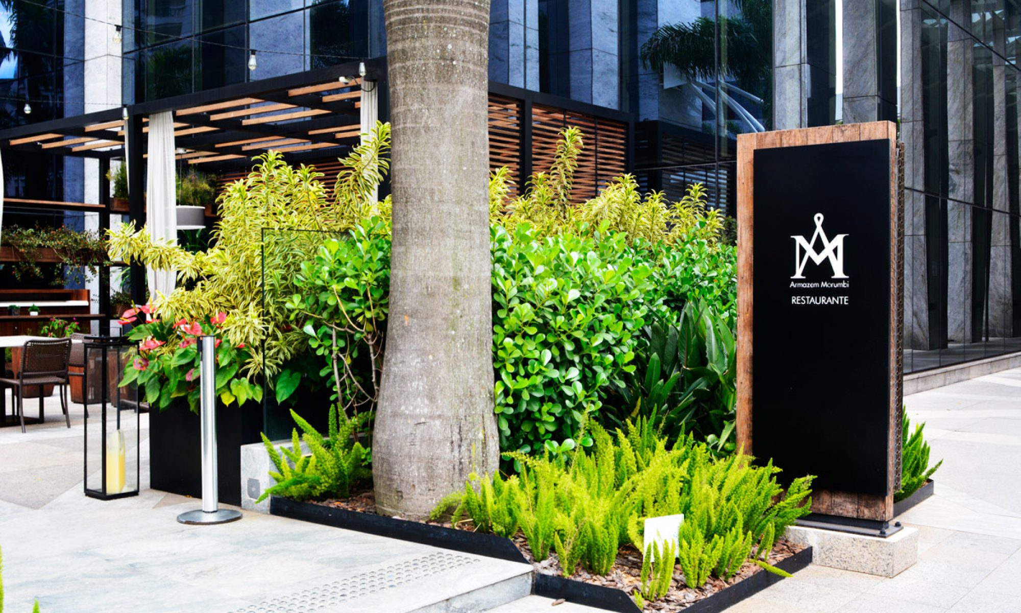 totem-sinalizacao-hotel-hilton-1-2000x1200