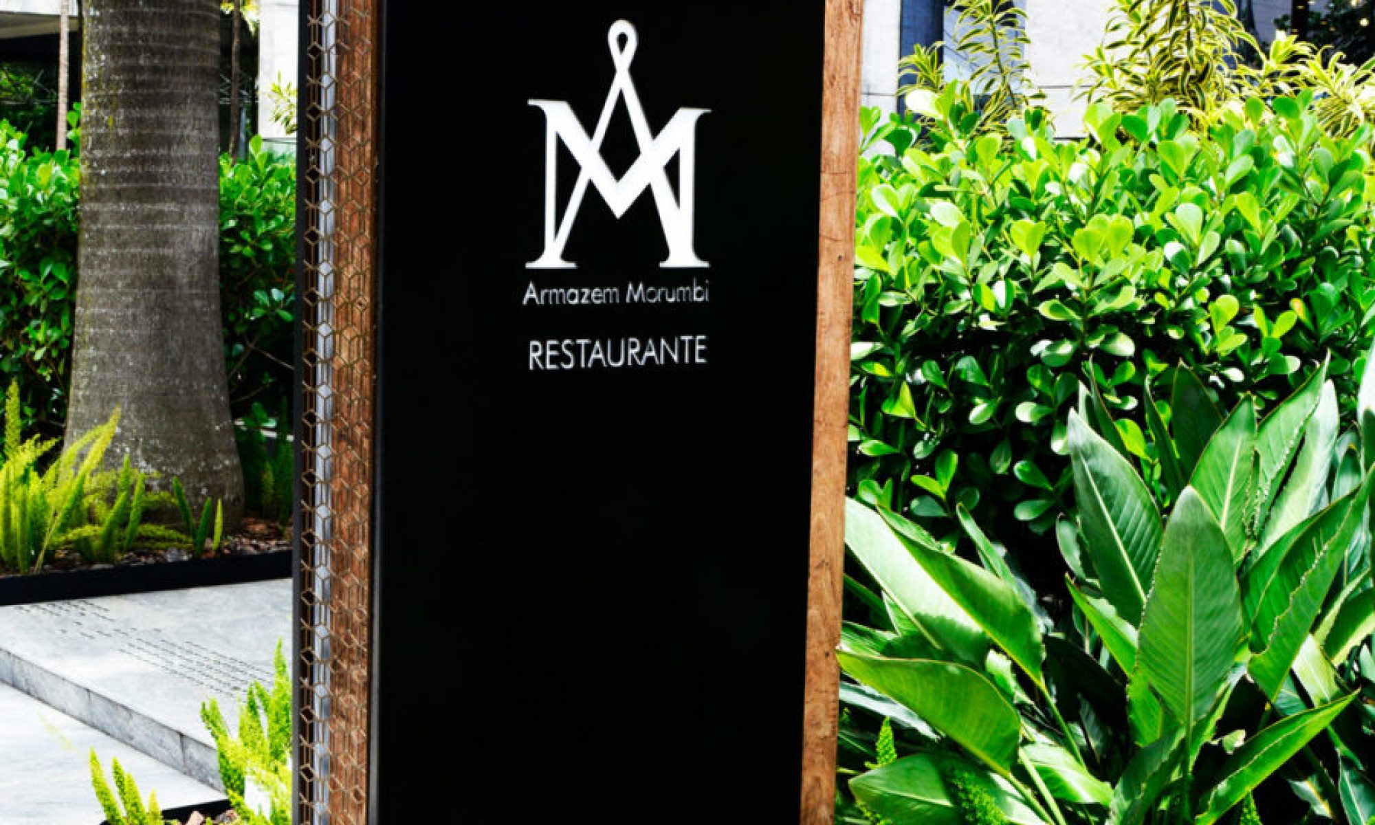 totem-sinalizacao-hotel-hilton-detalhe-e1530630474757-2000x1200