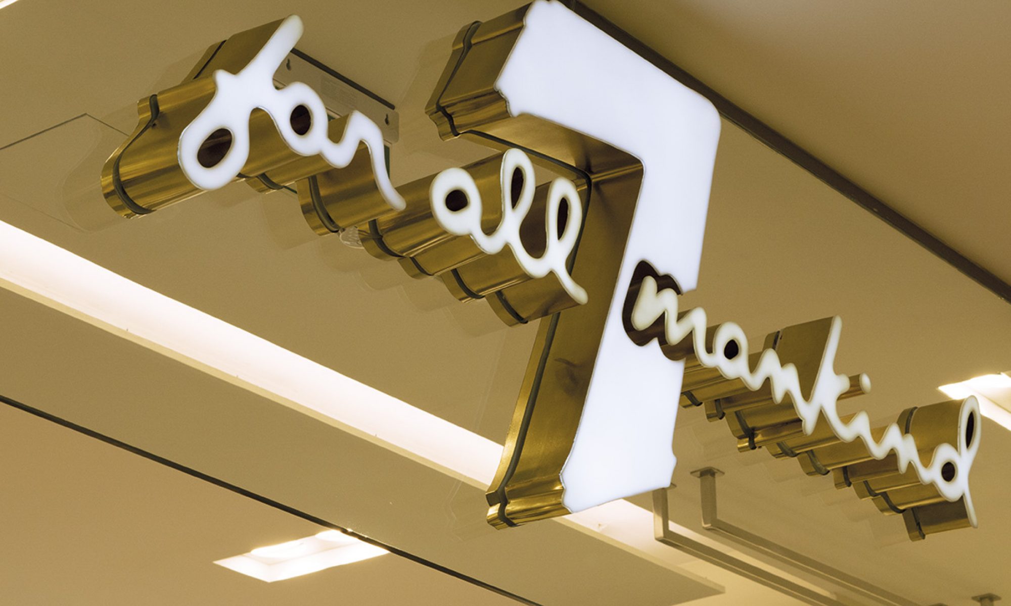 For all makind // letreiro e comunicação visual letreiro-dourado-for-all-makind-2000x1200