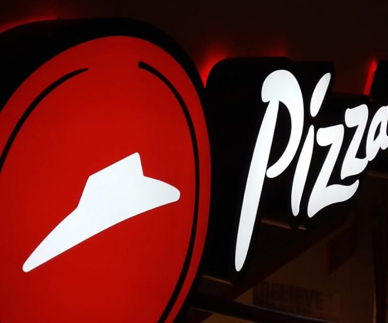Wayra Brasil // comunicação visual letreiro-luminoso-pizza-hut-768x640
