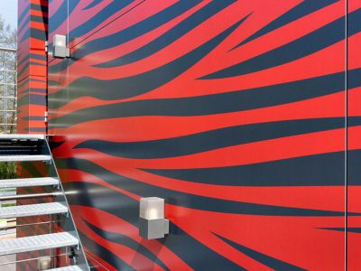 100 fachadas modernas de empresas para se inspirar fachada-comunicacao-visual-acm-adesivo-400x300