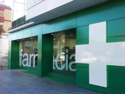 100 fachadas modernas de empresas para se inspirar fachada-comunicacao-visual-farmacia-400x300