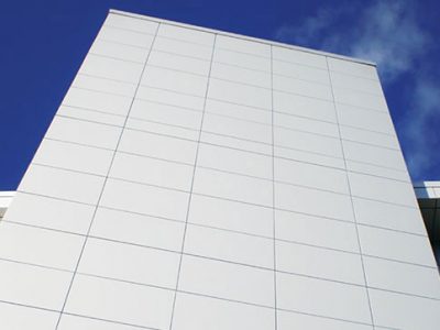 100 fachadas modernas de empresas para se inspirar fachada-hospital-acm-branco-revestimento-400x300