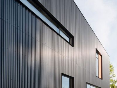 100 fachadas modernas de empresas para se inspirar fachada-telha-trapezoidal-preta-empresa-400x300