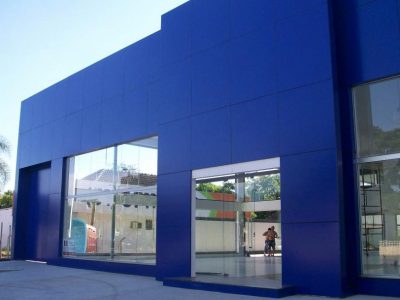 100 fachadas modernas de empresas para se inspirar revestimento-acm-loja-400x300