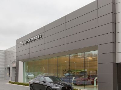 100 fachadas modernas de empresas para se inspirar revestimento-acm-loja-carros-fachada-400x300